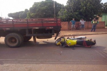 Motorista da ré em caminhão e bate em moto-taxista