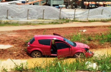 Veiculo é fechado por caminhão e cai em barranco na 364