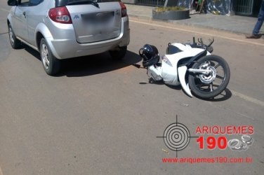 Colisão entre moto e carro deixa uma pessoa ferida