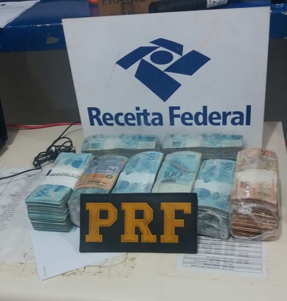 NA BR: Quase meio milhão de reais é encontrado pela PRF em caminhão