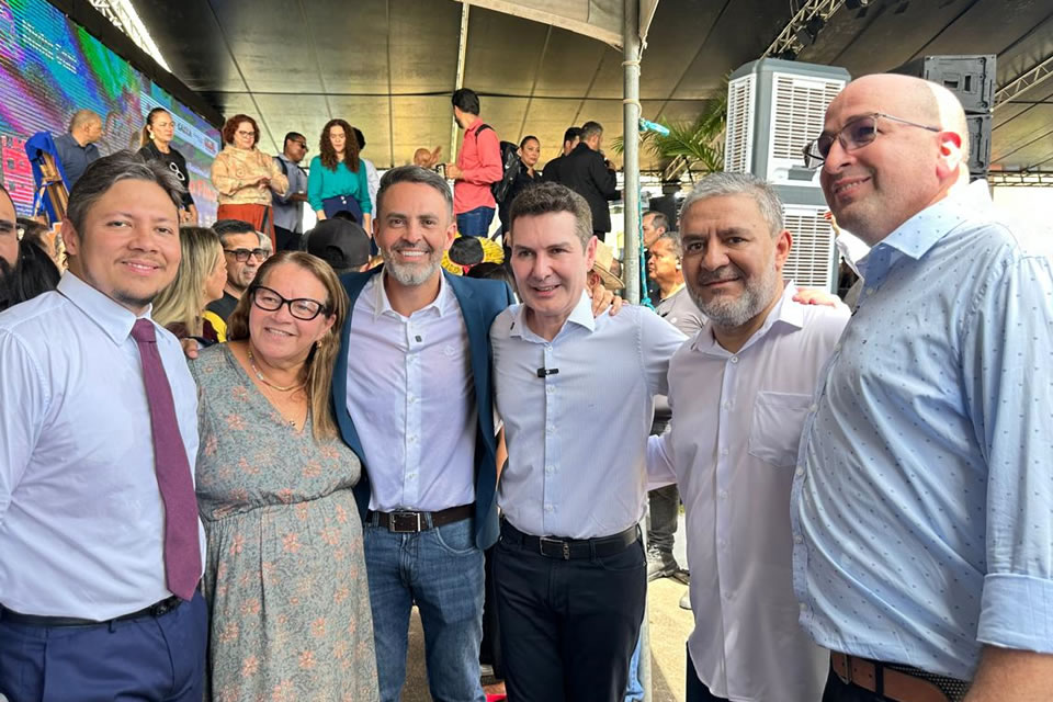 GEDEÃO NEGREIROS: Vereador participa de entrega de casas do residencial Porto Fino