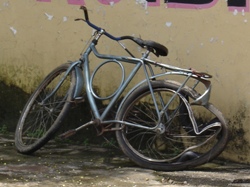 Bike fura o sinal e provoca acidente na madrugada