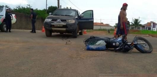 Choque entre caminhonete e moto deixa uma pessoa ferida