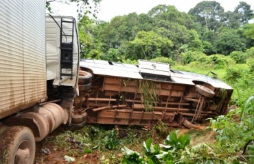 JARU -  Carreta colide em ônibus na BR 364