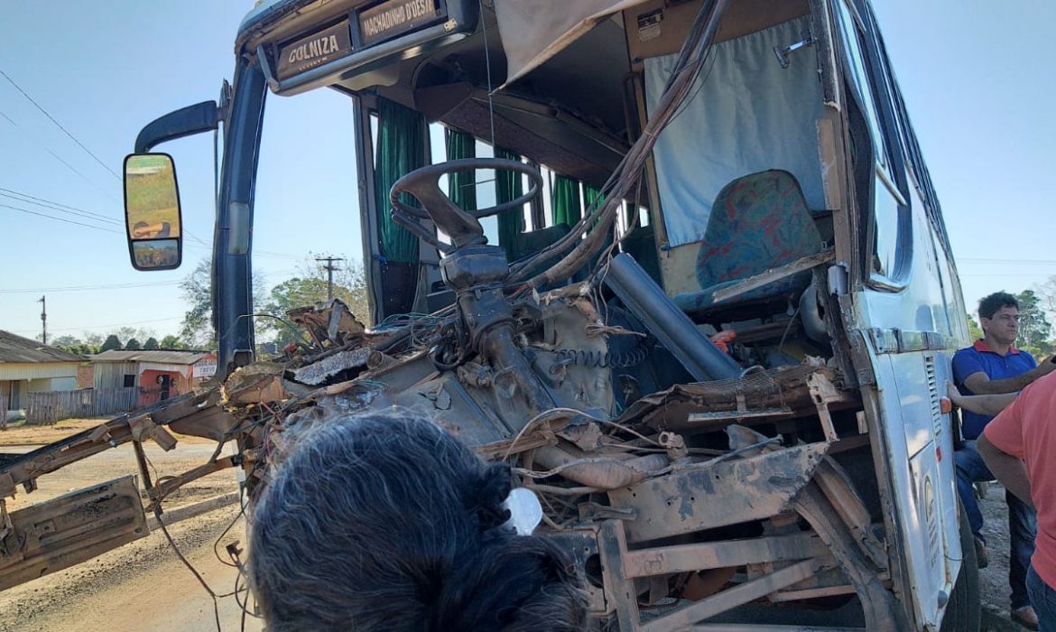 NA LATERAL: Ônibus carregado de passageiros colide com carreta na BR-364