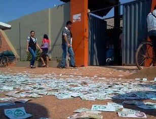 ELEIÇÕES 2014 - Muita sujeira no entorno das escolas e locais de votação no centro da Capital