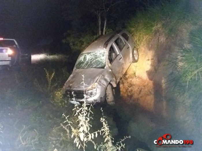 ACIDENTE: Veículo capota após motorista perder o controle da direção