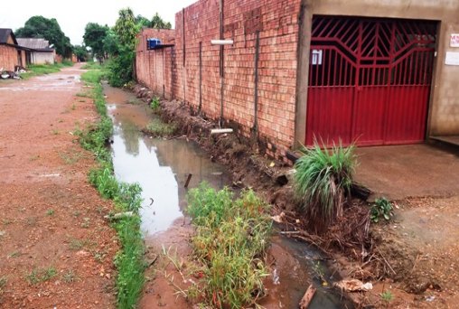 DESCASO - Vala transborda e alaga casas no Três Marias