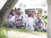 FLAGRANTE -  Alunos usam cocaína e maconha na porta da escola – VÍDEO