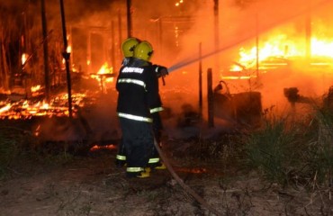 JARU – Fábrica é totalmente destruída após incêndio – Fotos