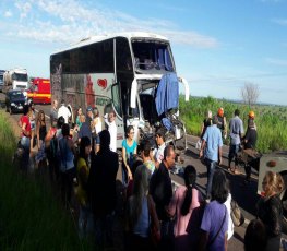 Ônibus da Eucatur com 45 passageiros colide com carreta 