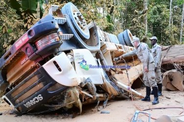 Carreta carregada de madeiras tomba e condutor morre instantaneamente