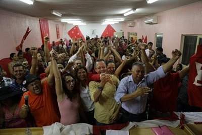 Sobrinho é carregado pela militância na convenção