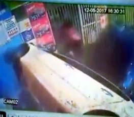 Jovem escapa de carro desgovernado durante acidente no Acre - VÍDEO