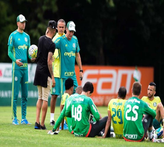 Adeus! Gabriel Jesus visita treino e se despede do Palmeiras