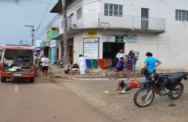 Motorista bate em motocicleta, fere dois e foge sem prestar socorro - Confira fotos