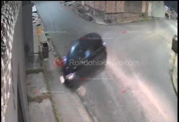 PASSOU DIRETO: Motorista foge após bater carro contra muro de residência - VÍDEO 