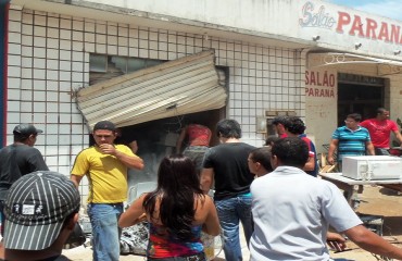 Incêndio causado por curto-circuito destrói eletrônica