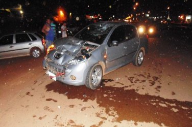 Motociclista avança preferencial, provoca grave acidente e fratura perna