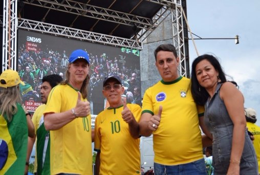 IMPEACHMENT -  População acompanha votação no Espaço Alternativo