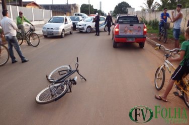 Criança de bicicleta não consegue frear e bate contra carro 