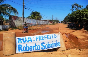 CENA DA CIDADE II – Moradores do bairro Caladinho confeccionam faixa e denominam rua esburacada com nome do prefeito – FOTOS
