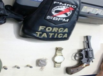 FLAGRANTE - Jovem é preso com revólver na cintura