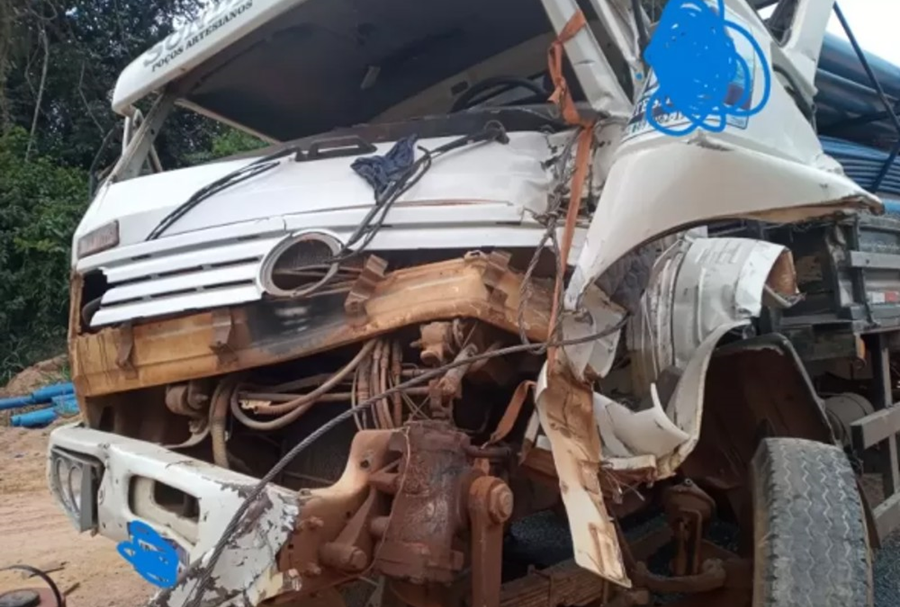 ACIDENTE: Motorista de caminhão fica ferido após perda de freio e colisão na linha 160