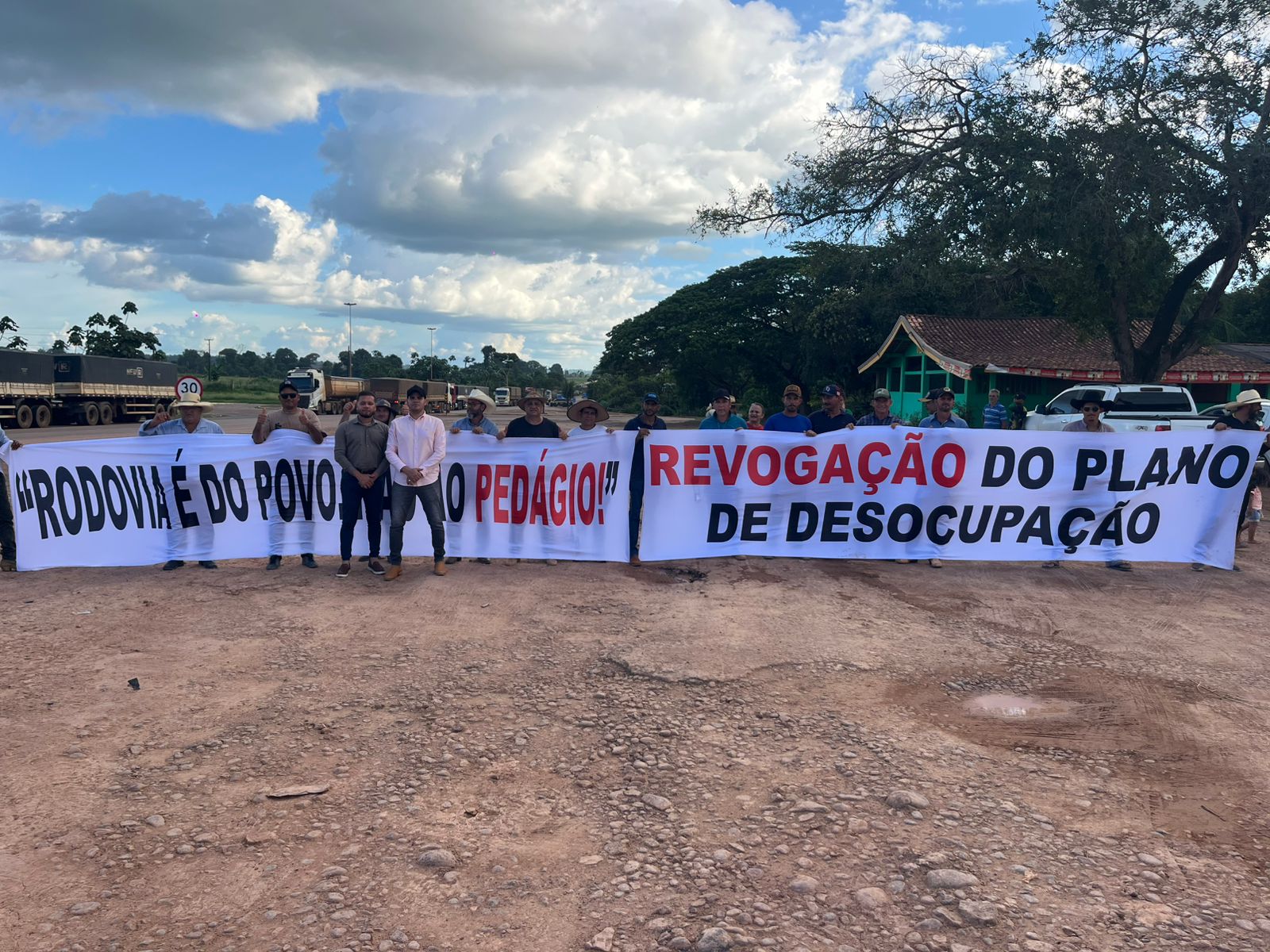TRÁFEGO BLOQUEADO: Manifestantes ocupam KM 563 da BR-364 em Rondônia