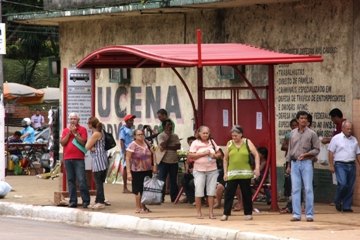 Comunidade reclama de aperto e demora de ônibus durante jogos da seleção