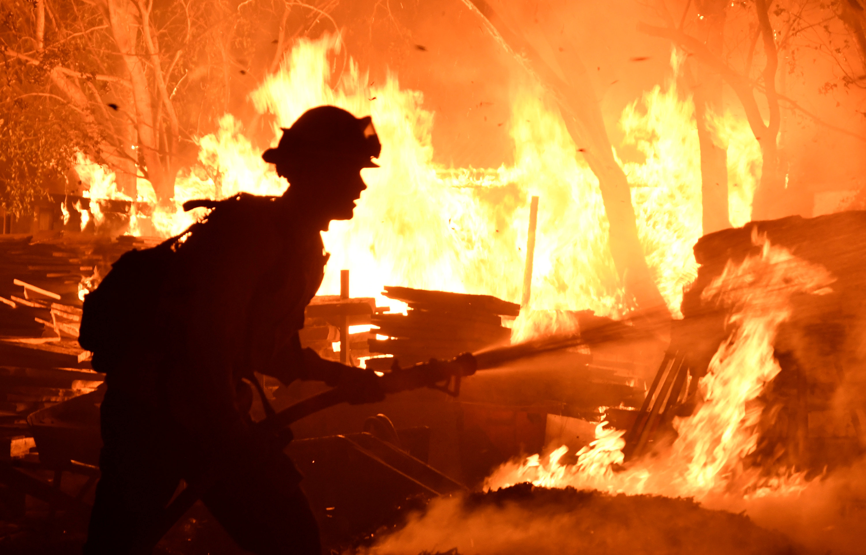 DESTRUÍDA: Durante comemoração do Ano Novo, casal briga e homem incendeia residência