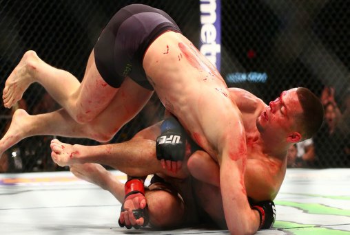 Na base da raça, Diaz surpreende e finaliza McGregor no UFC 196