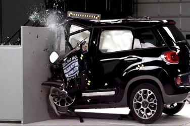 Fiat 500L vai mal em crash-test nos EUA