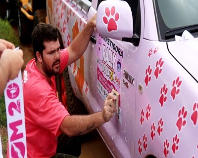 Carros que participam do Rally do Batom serão adesivados no sábado