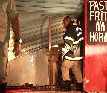 Incêndio causado por curto circuito destrói pastelaria na capital
