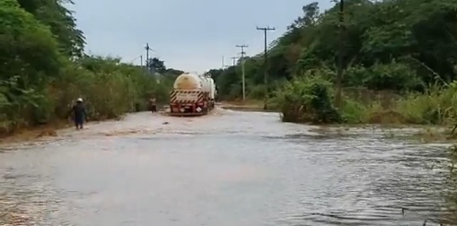 ALAGAÇÃO:  Rio Madeira transborda e invade residências na Estrada do Belmont