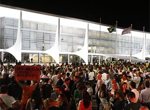 Manifestantes protestam contra nomeação de Lula