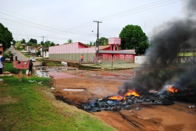 PROTESTO – Indignados com buraqueira moradores fecham via no centro da cidade
