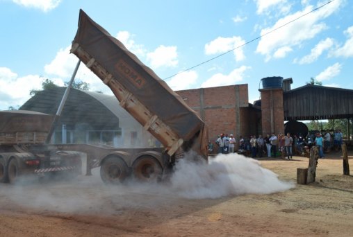 Distribuição de calcário ajuda na produtividade das lavouras