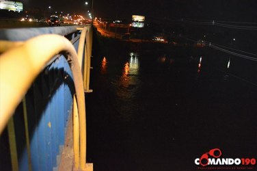 Jovem briga com namorada e se joga da ponte do Rio Machado