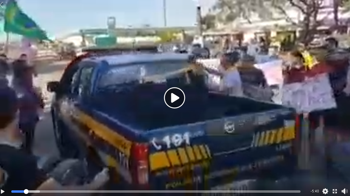 VÍDEO:  População impede Policial Rodoviário Federal de desobstruir via