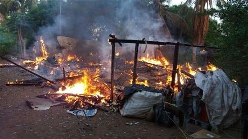 Homem morto degolado é encontrado em casa incendiada 