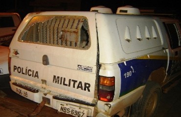 CONFUSÃO - Policiais militares prendem cinco pessoas por desacato, incitação ao crime, resistência e dano a patrimônio público - Fotos