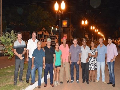 Edson Martins participa de entrega de iluminação decorativa em Vale do Paraíso