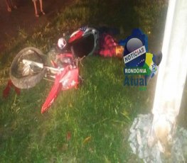 Jovem perde o controle de motocicleta, bate em poste e morre