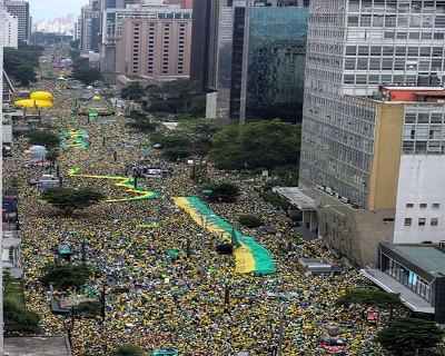 Europa vê Dilma 'contra a parede' e põe mandato em risco