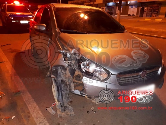 SEM CONTROLE: Motorista perde controle do carro frente a UNISP de Ariquemes