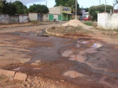 Vazamento de água tratada persiste em diversos pontos da cidade