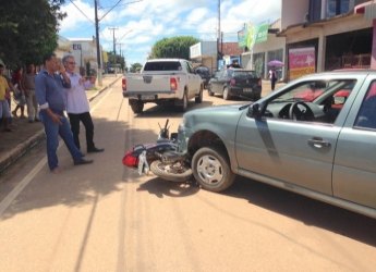 Motociclista escapa de acidente no momento da colisão