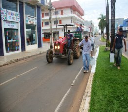 Semosp realiza pintura do canteiro central da Avenida Major Amarante